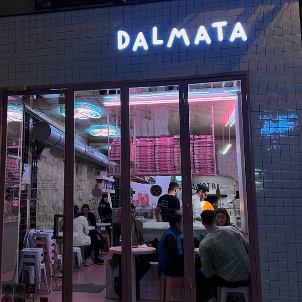 Foto diambil di Dalmata Pizza oleh BINJILUWI pada 1/23/2023
