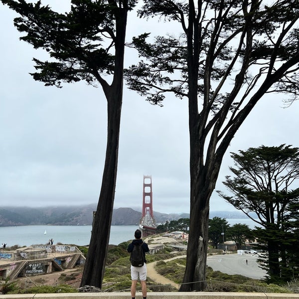 รูปภาพถ่ายที่ Golden Gate Overlook โดย Landon H. เมื่อ 10/1/2022