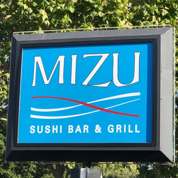 Снимок сделан в Mizu Sushi Bar &amp; Grill пользователем Cindy Y. 6/6/2017