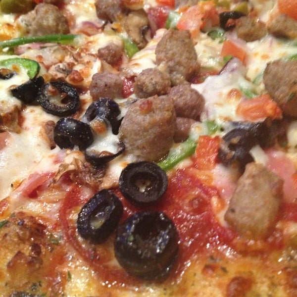 รูปภาพถ่ายที่ Centercourt Pizza &amp; Brew โดย KC S. เมื่อ 4/7/2013
