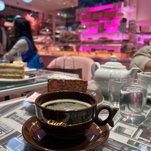 Foto tirada no(a) Aida Café por شادن . em 11/20/2023