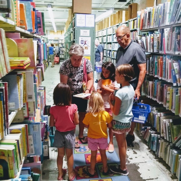 Foto scattata a The Friends&#39; Used Book Store at the Warehouse da The Friends&#39; Used Book Store at the Warehouse il 11/21/2018