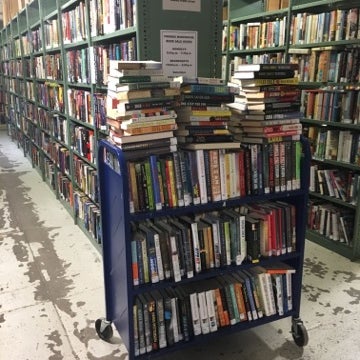 Foto scattata a The Friends&#39; Used Book Store at the Warehouse da The Friends&#39; Used Book Store at the Warehouse il 10/8/2018