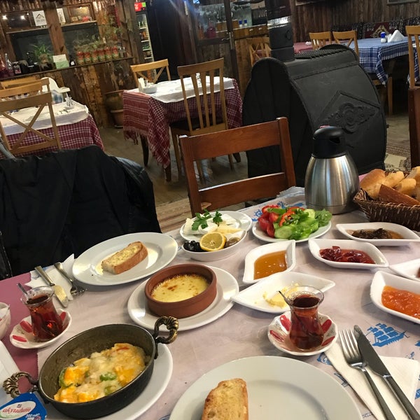 Foto tomada en Gönül Sofrası Bungalov Otel &amp; Restaurant  por Fatih Ş. el 12/28/2018
