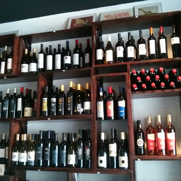 Foto tirada no(a) 101 Wine Bar + Boutique por Dmitry M. em 5/16/2014