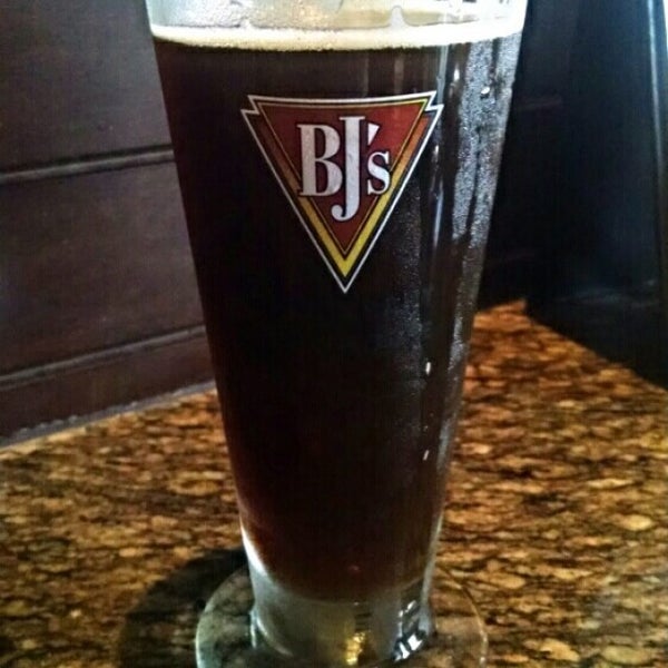 Photo taken at BJ&#39;s Restaurant &amp; Brewhouse by Michael H. on 8/23/2014