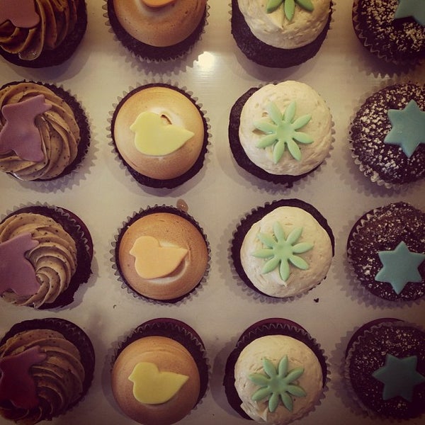 รูปภาพถ่ายที่ Kara&#39;s Cupcakes โดย Lauren L. เมื่อ 3/24/2013