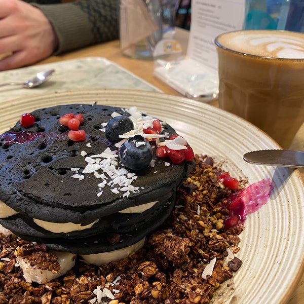 Cafe with healthy options. Black panther pancakes with buckwheat granola were good. Cappuccino with plant based milk isn’t good, too watery.