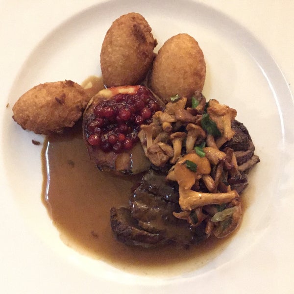 A deer with mushrooms, baked appel and mashed potato: