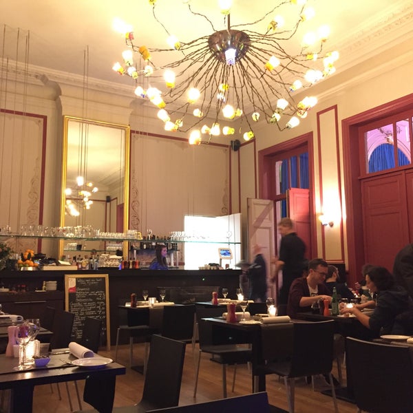 A bit more chique type of brasserie - in an old style building with high ceilings and large chandelier. The serving is at a higher level, too. Warm main dishes: €21..- €30