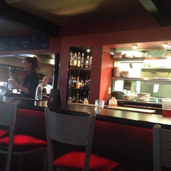รูปภาพถ่ายที่ Dante&#39;s Fire Restaurant โดย Alex S. เมื่อ 10/28/2013