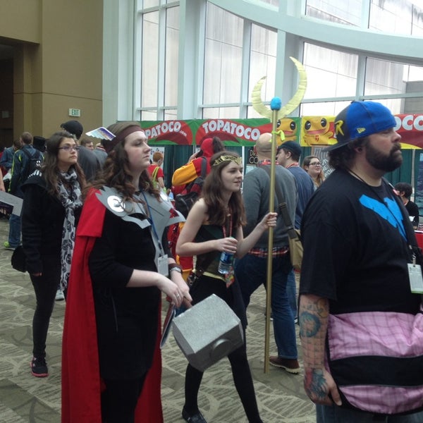 รูปภาพถ่ายที่ Emerald City Comicon โดย Alex S. เมื่อ 3/31/2014