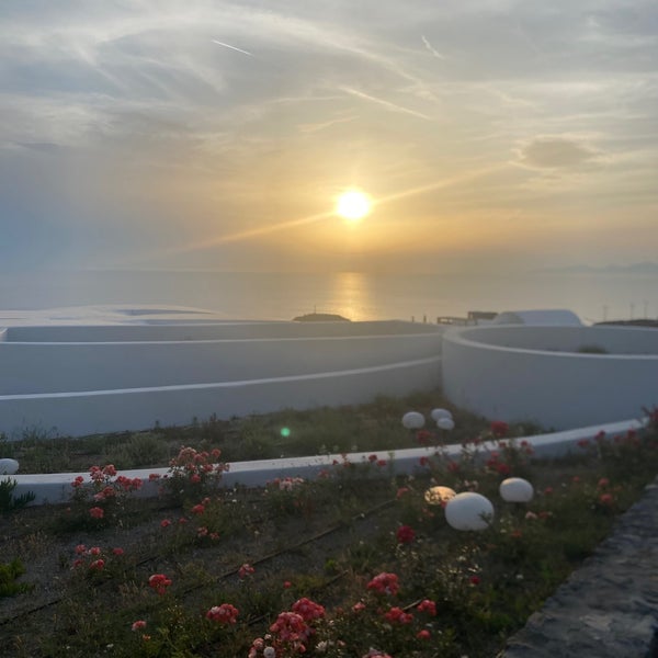 รูปภาพถ่ายที่ Santo Maris Oia Luxury Suites and Spa in Santorini โดย Fahdah เมื่อ 5/15/2024