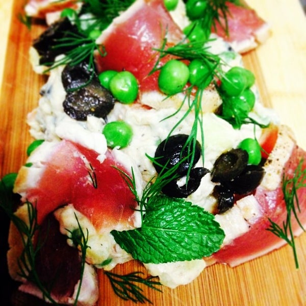 "Ensaladilla rusa" (vegetable mix) with tuna sashimi, green peas and black olives
