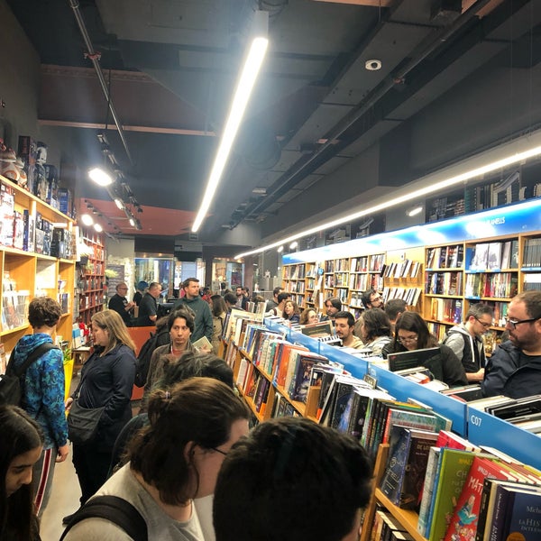 Foto diambil di Librería Gigamesh oleh Paz A. pada 4/23/2019