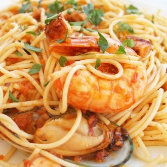 LUNES 21, Plato del día: Espaguetis marinera, precio con postre y 1 bebida 6 €.
