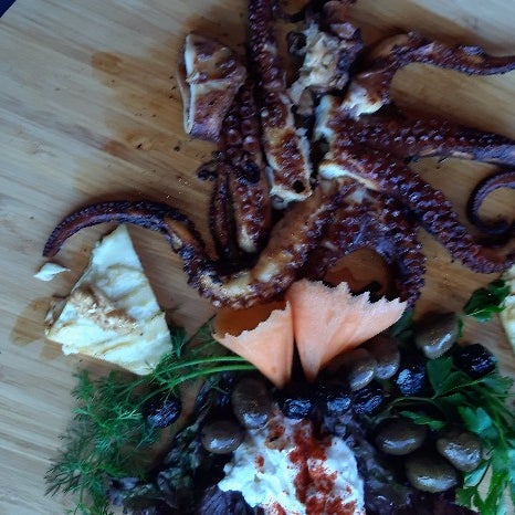 Aman Ha Balık Restaurantta tüm deniz ürünleri ve mezeler Tolga Beyin takdire şayan emekleri ile İzmirde 1 numaradır. Ahtapot, Kalamar, Karides ve tüm mevsimsel balıklar özel marine ile servis edilir.