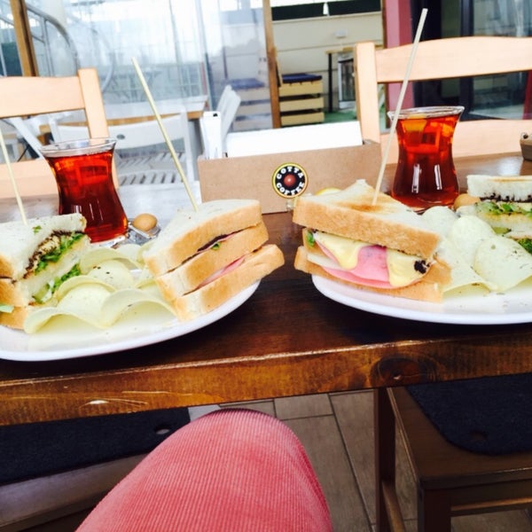 4/18/2015 tarihinde Vildan Ç.ziyaretçi tarafından Cotta Coffee'de çekilen fotoğraf