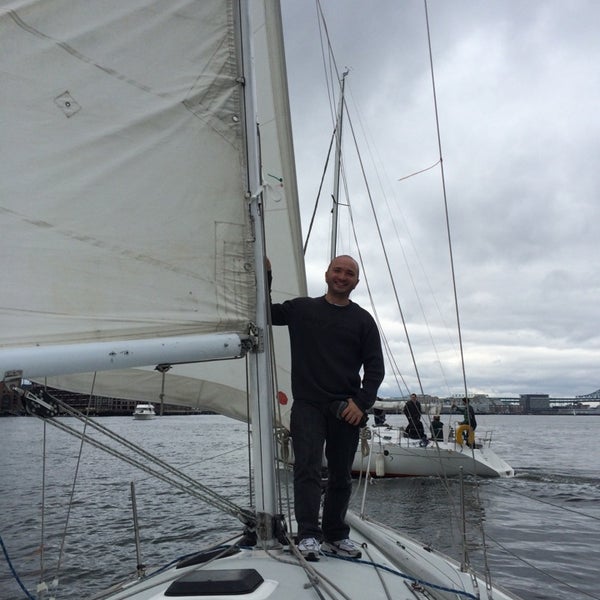 Das Foto wurde bei Boston Sailing Center von Nicolas L. am 4/27/2014 aufgenommen