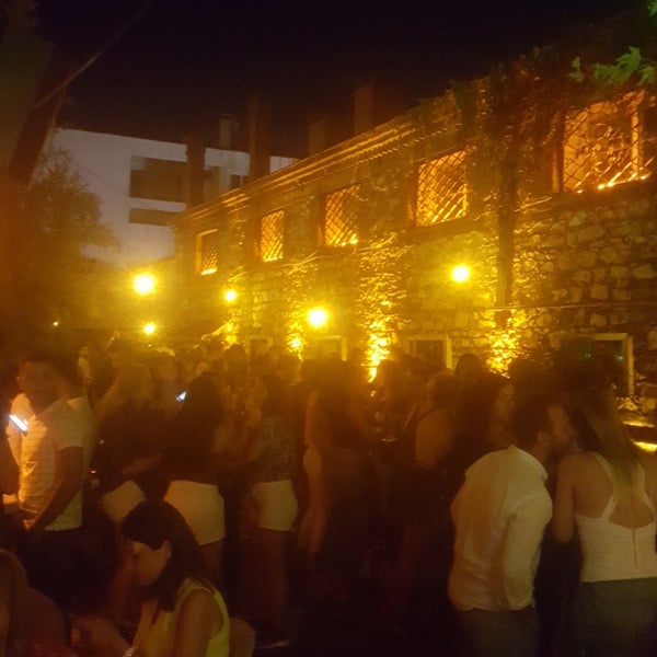 Das Foto wurde bei İş Cocktail Bar 🍹🍸🍻 von 🎶🎶🎶 am 8/13/2019 aufgenommen