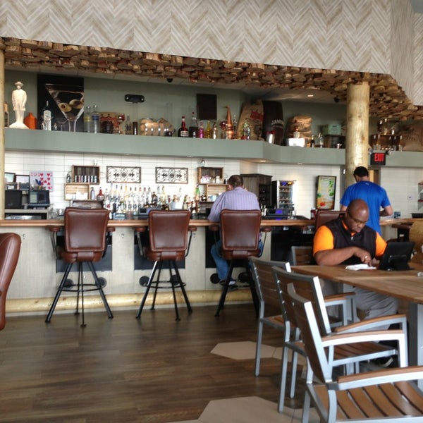 Foto tomada en The Lodge Coffee House &amp; Tavern  por Susie H. el 6/29/2013