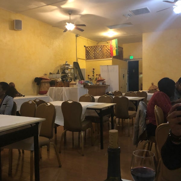 2/17/2019 tarihinde Tatianaziyaretçi tarafından Messob Ethiopian Restaurant'de çekilen fotoğraf