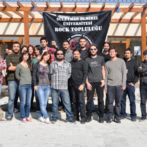 Das Foto wurde bei SDÜ Rock Topluluğu Kulüp Odası von SDÜ Rock Topluluğu Kulüp Odası am 8/8/2013 aufgenommen