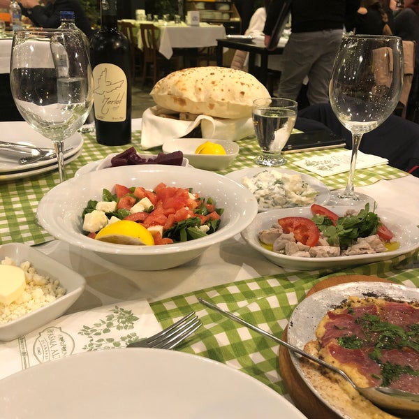 Foto tirada no(a) Asma Altı Ocakbaşı Restaurant por Sanem D. em 11/18/2019