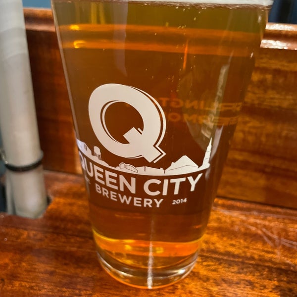 5/29/2021 tarihinde Max Q.ziyaretçi tarafından Queen City Brewery'de çekilen fotoğraf