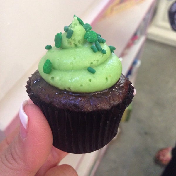 Снимок сделан в Sweet E&#39;s Bake Shop пользователем Christina O. 3/29/2014