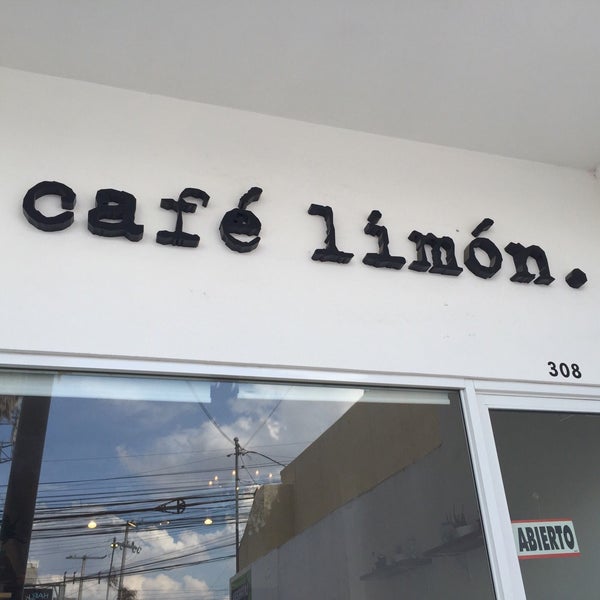 Foto tirada no(a) Café Limón por Alejo F. em 9/28/2016