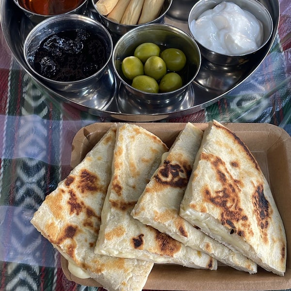 Foto diambil di Emmawash Traditional Restaurant | مطعم اموش oleh ABM 🐎 pada 4/24/2023
