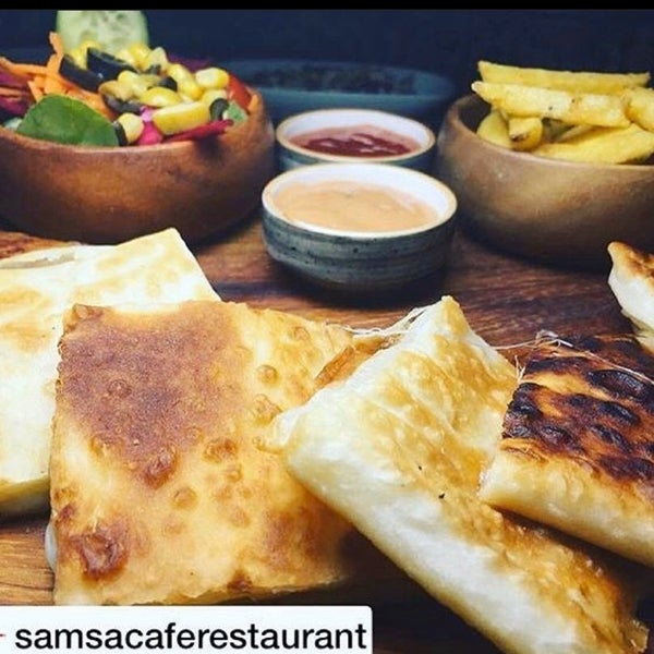 Foto diambil di Şamşa Cafe Restaurant oleh Arven C. pada 12/16/2019