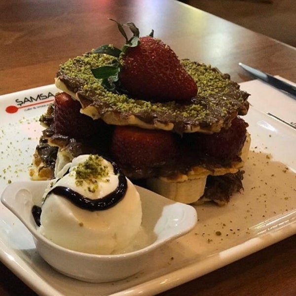 Foto diambil di Şamşa Cafe Restaurant oleh Arven C. pada 12/16/2019