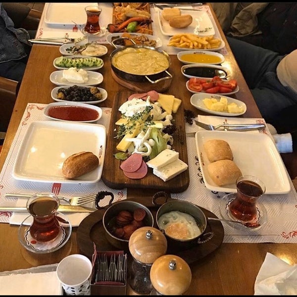 Снимок сделан в Şamşa Cafe Restaurant пользователем Arven C. 12/28/2019