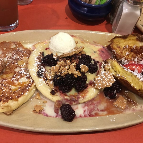 Photo taken at Snooze, an A.M. Eatery by Angeli d. on 10/13/2017