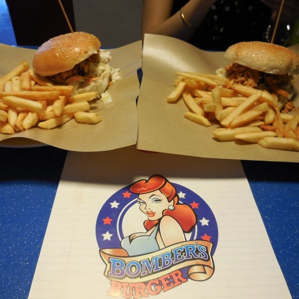 รูปภาพถ่ายที่ Bomber&#39;s Burger โดย Jessica L. เมื่อ 9/7/2013
