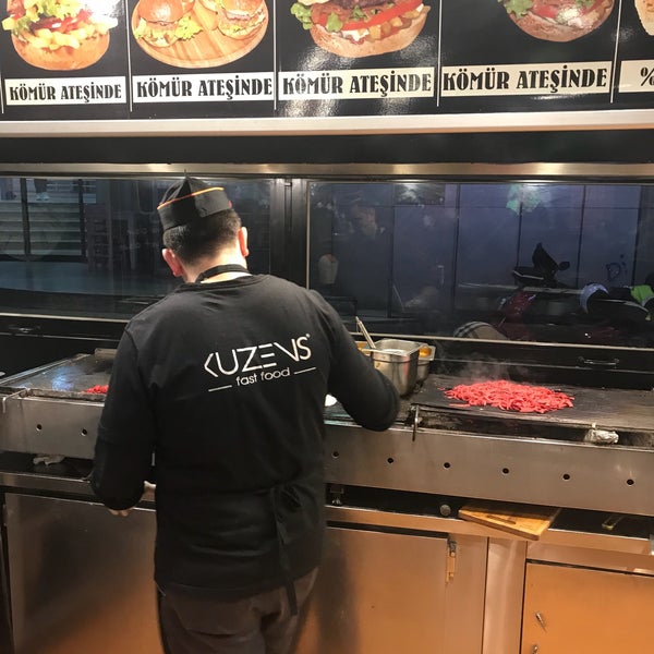 3/17/2018 tarihinde 🅱️urak🅰️rdaziyaretçi tarafından Kuzen&#39;s Fast Food'de çekilen fotoğraf