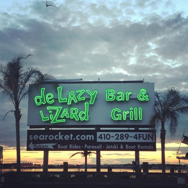Foto diambil di De Lazy Lizard Bar &amp; Grill oleh Jonathan H. pada 7/29/2014