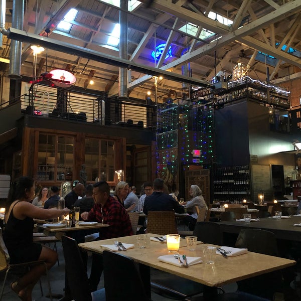รูปภาพถ่ายที่ Mua Oakland Bar &amp; Restaurant โดย Whitney G. เมื่อ 8/9/2019