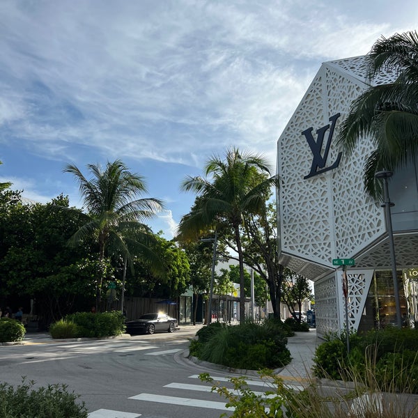 รูปภาพถ่ายที่ Miami Design District โดย T Abdullah เมื่อ 7/12/2023