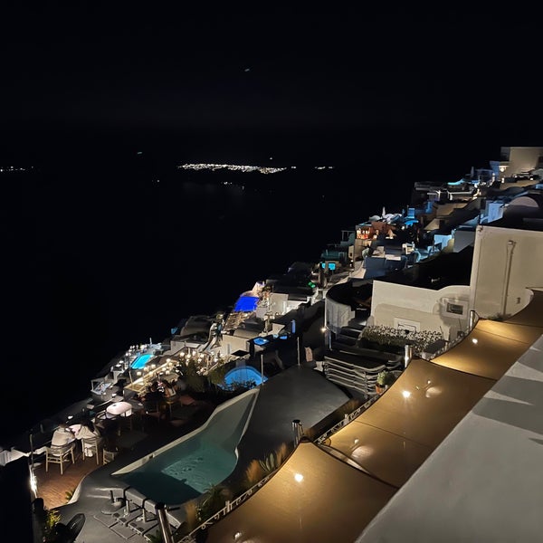 Foto diambil di Buddha-Bar Beach Santorini oleh B🦩 pada 8/4/2022