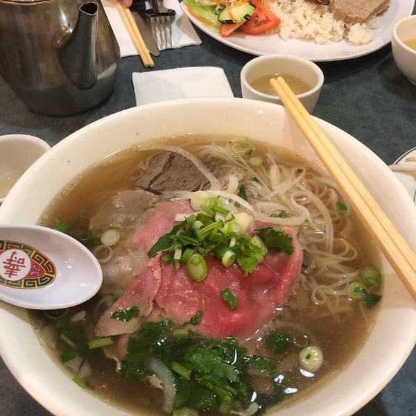 Foto diambil di New Dong Khanh Restaurant oleh Isabelle L. pada 5/2/2019