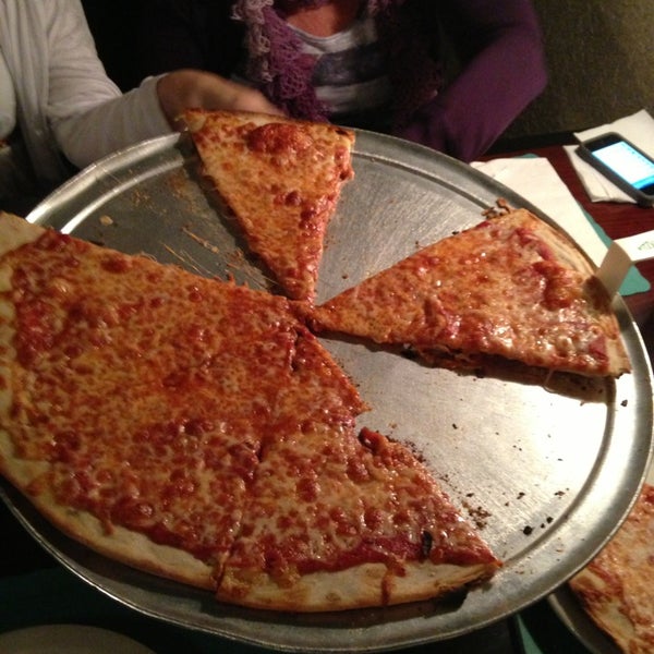 4/1/2013 tarihinde Moty&#39;s grillziyaretçi tarafından Pizza Loft'de çekilen fotoğraf
