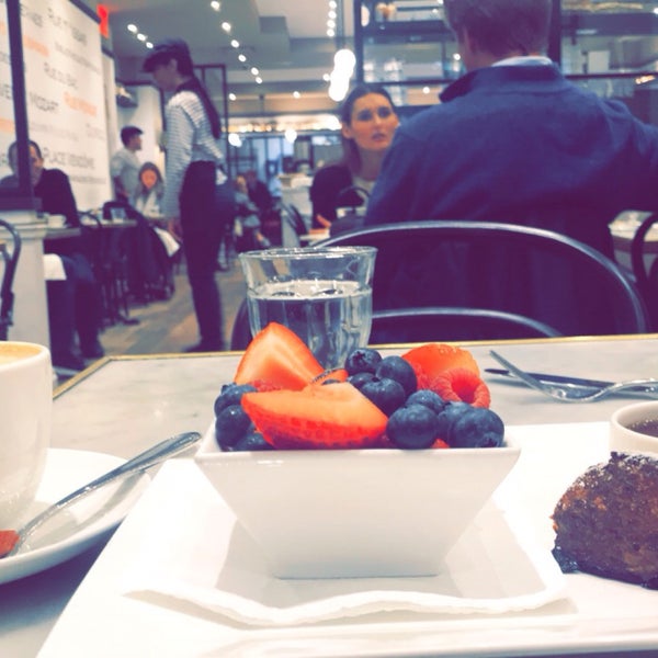 Photo taken at Maison Kayser by Le espérons on 5/14/2019