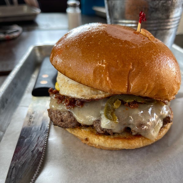 Foto diambil di Shady&#39;s Burgers &amp; Brewhaha oleh Alex O. pada 8/28/2021