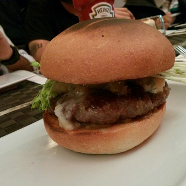 Foto tirada no(a) Toma Burger Addiction por Alvia G. em 12/8/2013