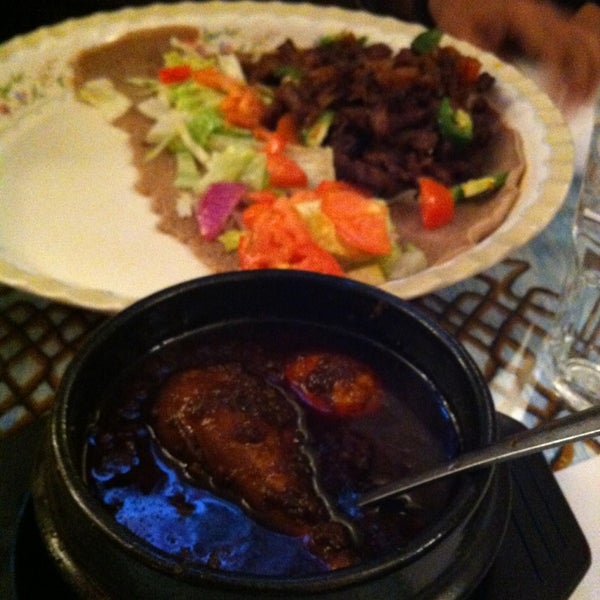 10/24/2013 tarihinde Alvia G.ziyaretçi tarafından Lalibela Restaurant'de çekilen fotoğraf