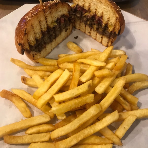 Foto scattata a Seventeen Steak Burger da Kemal T. il 2/1/2018