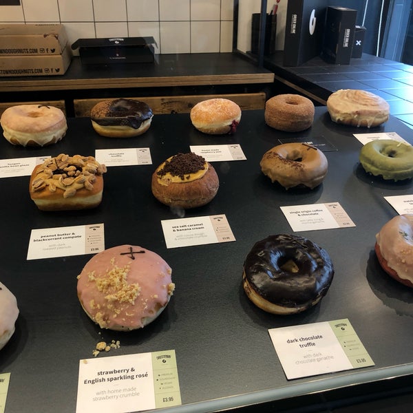 Foto scattata a Crosstown Doughnuts &amp; Coffee da G. il 6/19/2019